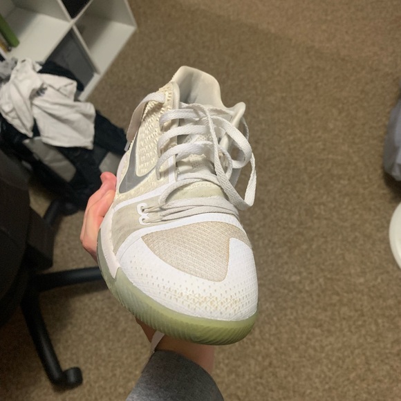 2016 Kyrie 3s white and silver,Minimal yellowing. - Picture 2 of 4